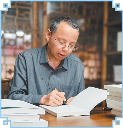 歐陽(yáng)黔森在為讀者簽書。  　　受訪者供圖