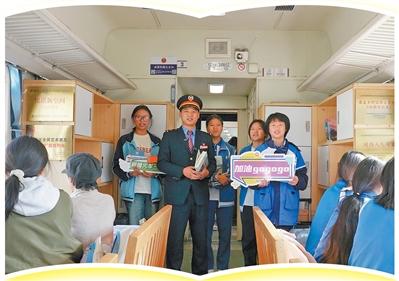 吉布日哈帶著孩子們一起為新學期加油打氣。  　　韓旭剛攝