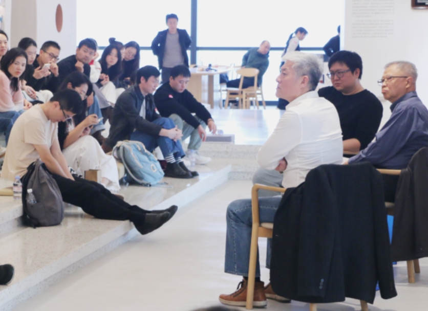 文學(xué)窄門之后，是什么樣的世界？　　“我們會(huì)從事文學(xué)工作，我覺得更重要的價(jià)值應(yīng)該是在于我們體會(huì)到了那種精神魅力。”[詳細(xì)]