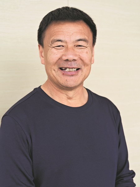 王計(jì)兵  1969年生于江蘇徐州，“外賣(mài)詩(shī)人”，已出版詩(shī)集《趕時(shí)間的人》《我笨拙地愛(ài)著這個(gè)世界》《低處飛行》《手持人間一束光》《世界把我照亮》、非虛構(gòu)文集《成珍》。