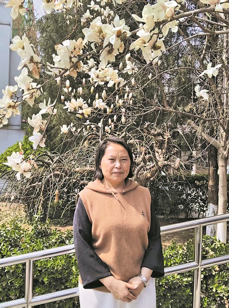 王柳云  1966年生于湖南婁底，曾是北漂清潔工，已出版散文集《青芥人生》《月光不迷路》《走過(guò)一座海》、長(zhǎng)篇小說(shuō)《風(fēng)吹起了月光》。