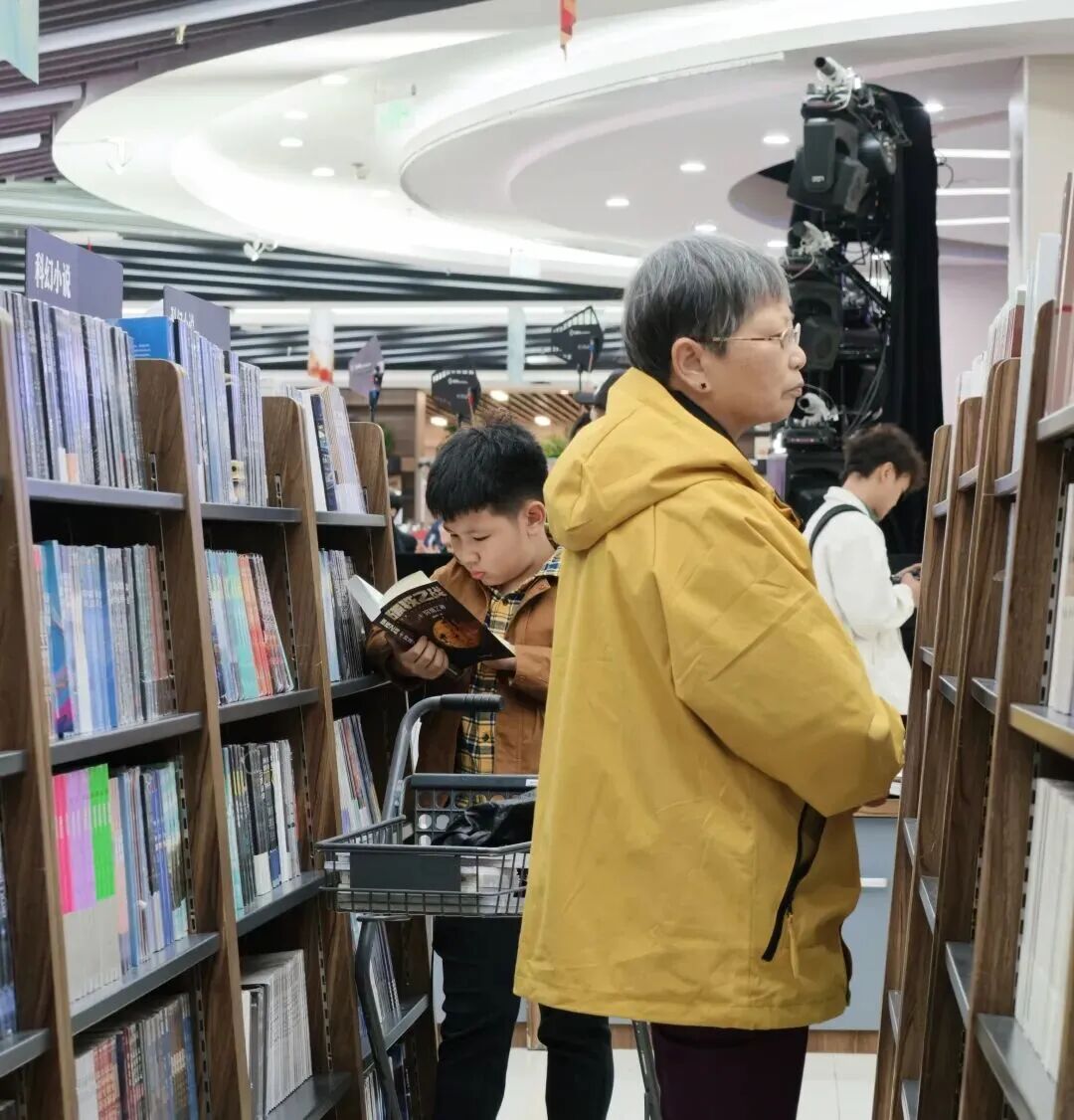 一起來看書的祖孫倆