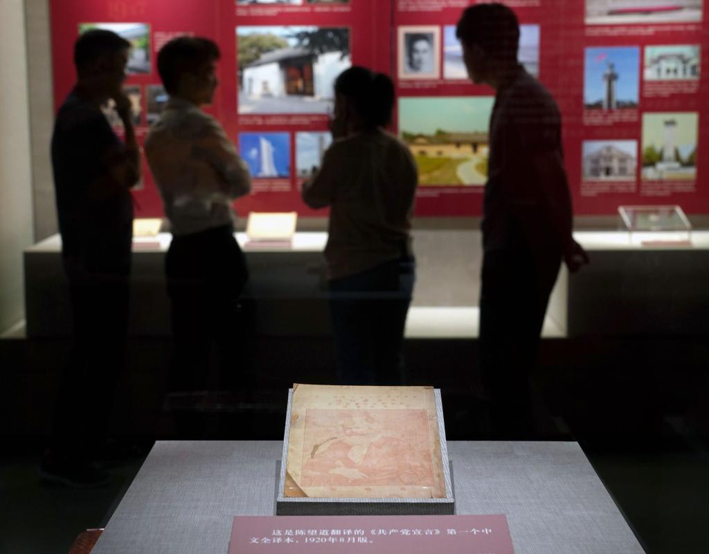 2023年7月25日，在中共一大紀念館內(nèi)展出的陳望道譯《共產(chǎn)黨宣言》首個中文全譯本。新華社記者 劉穎 攝