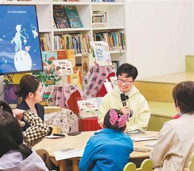 吳思宇（右二）在做閱讀分享。  　　受訪者供圖