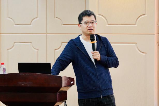 作家馬伯庸為現(xiàn)場120余名中小學生帶來公益講座