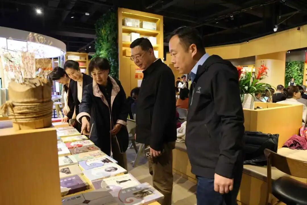 膠州市人大常委會副主任姜青華、膠州市文聯(lián)黨組書記、主席宋祥文等參觀膠州作家出版的作品