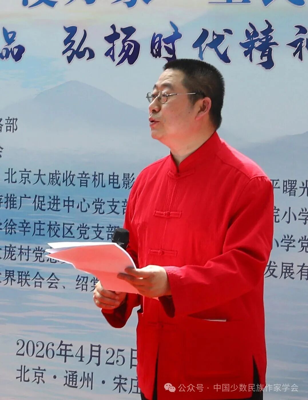 南街書屋負(fù)責(zé)人劉征主持讀書會(huì)