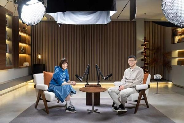 陳魯豫和中國政法大學教授羅翔在錄制視頻播客《陳魯豫·慢談》。受訪者供圖