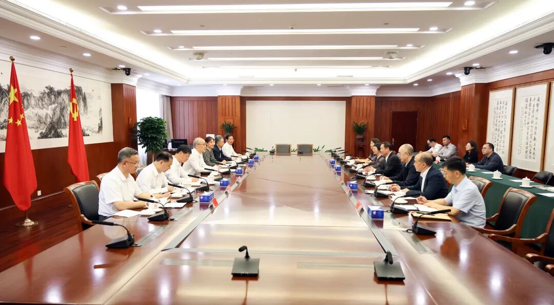 5月13日，最高人民法院黨組書(shū)記、院長(zhǎng)張軍與中國(guó)作協(xié)主席、黨組書(shū)記張宏森一行座談。