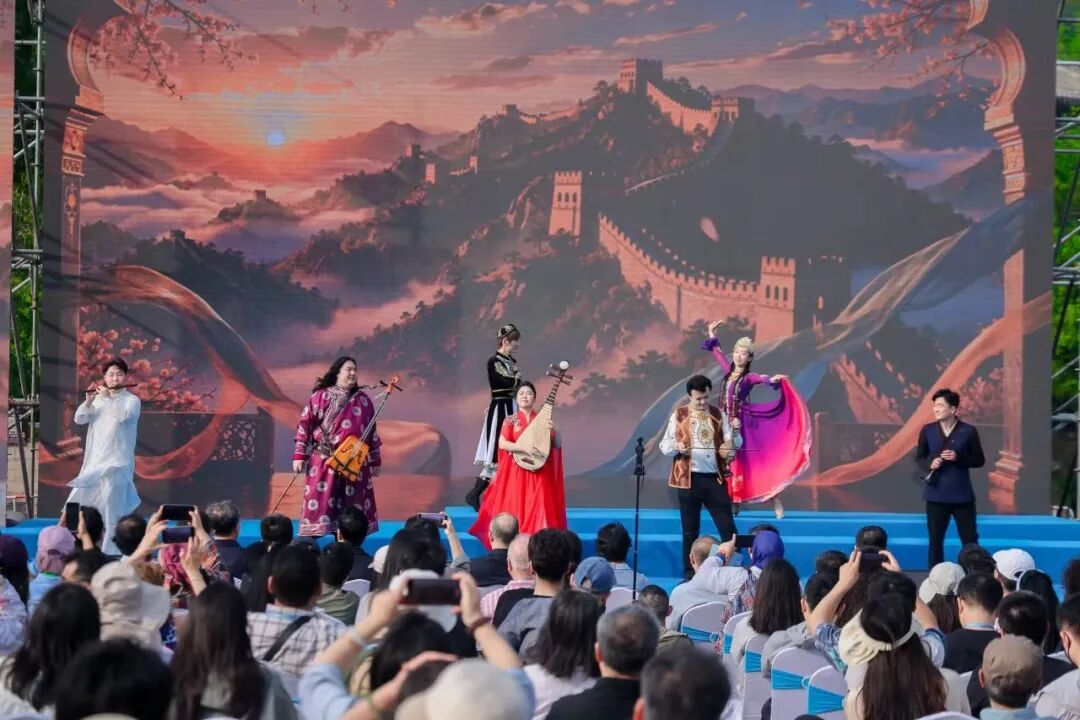 開場(chǎng)樂(lè)舞《青春舞曲》