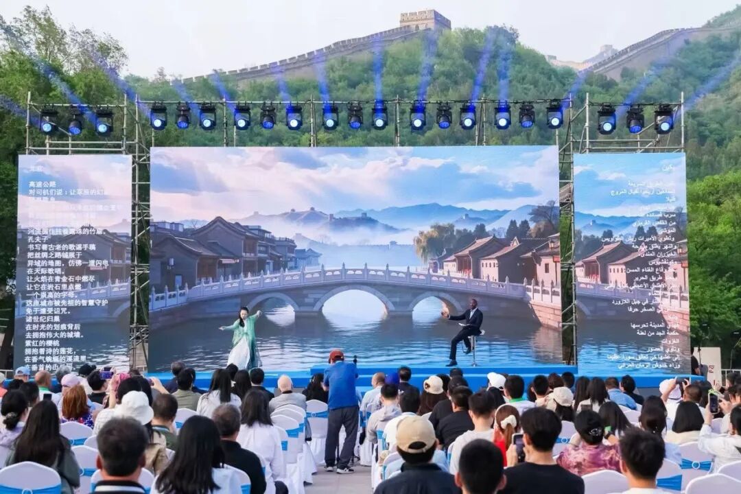 蘇丹詩(shī)人巴赫爾丁·阿卜杜勒朗誦自己的原創(chuàng)詩(shī)作《北京》