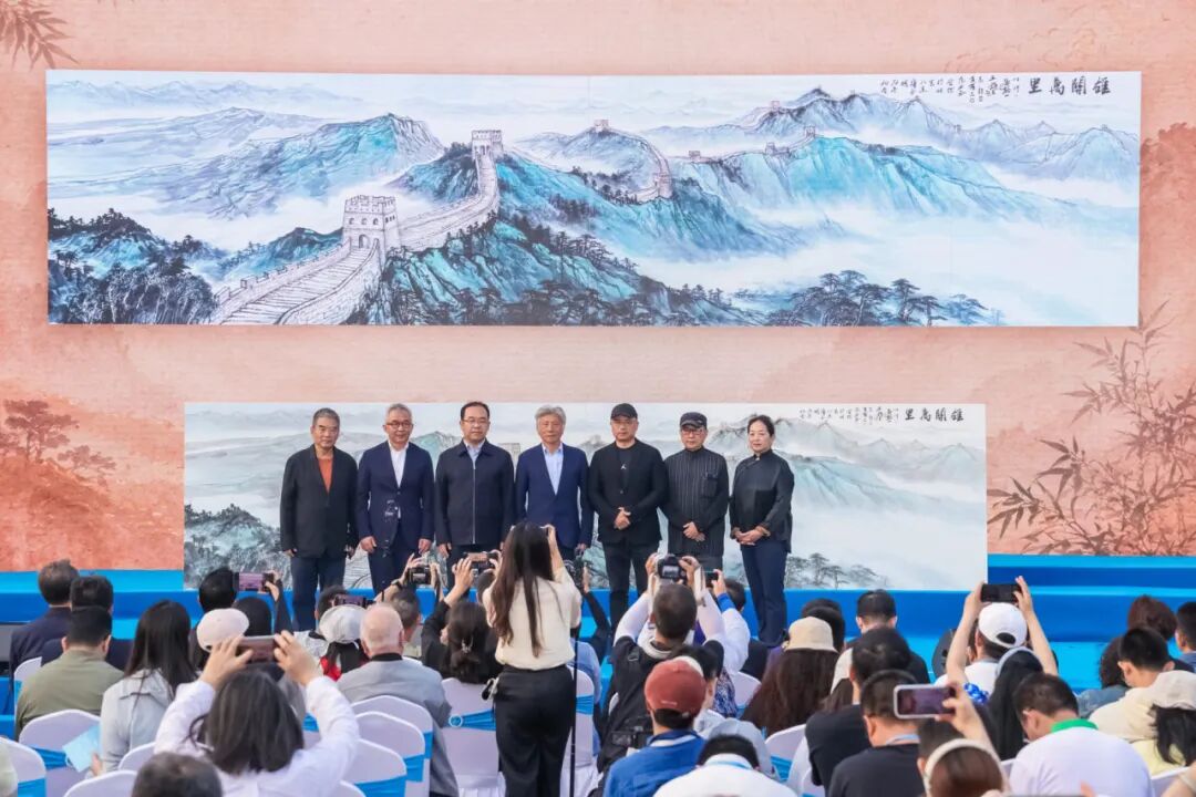 中國(guó)美協(xié)主席范迪安（左四）將巨幅國(guó)畫作品《雄關(guān)萬(wàn)里》捐贈(zèng)給北京市延慶區(qū)，延慶區(qū)委常委、宣傳部部長(zhǎng)宋豪杰（左三）代表延慶區(qū)接受捐贈(zèng)