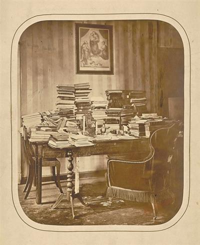 陀思妥耶夫斯基書(shū)房舊照，1881年攝于舊魯薩。19世紀(jì)70年代，作家曾在此居住并創(chuàng)作小說(shuō)《群魔》等作品。