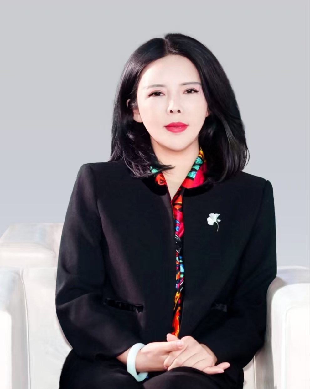 王潔，作家、編劇。中國作家協(xié)會會員，現(xiàn)任西安市作家協(xié)會副主席、中國散文學(xué)會副秘書長。代表作有散文集《六月初五》《風(fēng)過留痕》；長篇小說《花落長安》《花開有聲》《你好，朋友圈》《余生 很好》；報告文學(xué)《過秦嶺》。 作品曾榮獲第八屆冰心散文獎、陜西省第十七屆精神文明建設(shè)“五個一工程”獎等多項重要榮譽。