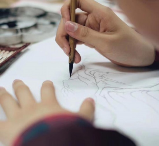 上海學(xué)生體驗(yàn)青綠山水畫法