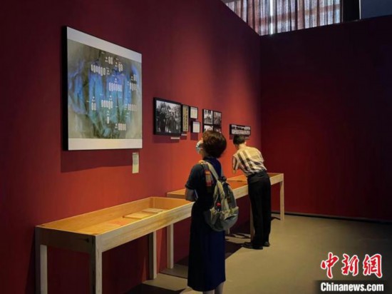 展覽現(xiàn)場?！⊥τ?攝