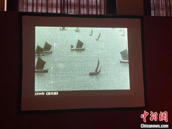 耳熟能詳?shù)摹稘O光曲》在現(xiàn)場播放?！⊥τ?攝