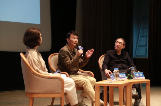 上圖講座現(xiàn)場，左起依次是主持沈祎；歌手、收藏家張信哲；復旦大學新聞學院教授顧錚。