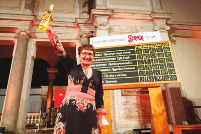 多納泰拉·迪彼得蘭托尼奧在第78屆女巫獎的最后一次計票后成為大獎得主。她身后黑板上的第二行顯示《脆弱的時代》以189票勝出。女巫獎圖片