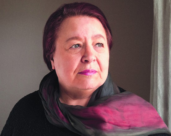 娜塔莎·沃?。∟atascha Wodin，1945— ），德語作家，俄語翻譯家。1983年，她的第一部小說《玻璃之城》問世，后又相繼出版了《我曾活過》《婚姻》《黑夜中的兄弟姐妹》《暗影中的人》等。因《她來自馬里烏波爾》一書，娜塔莎·沃丁被授予萊比錫圖書獎(jiǎng)、德布林獎(jiǎng)，目前生活在柏林和梅克倫堡。 對(duì)于娜塔莎來說，母親和父親的人生是兩個(gè)難以解決的謎團(tuán)，在一次偶然的機(jī)會(huì)下，她開始追尋父母的生存痕跡，并寫下了《她來自馬里烏波爾》《暗影中的人》，而她的書寫早已超越了“個(gè)人”，成為20世紀(jì)東歐歷史的縮影。隨著“馬里烏波爾三部曲”的完結(jié)篇《娜斯佳的眼淚》推出，由一位女性的生命謎團(tuán)開始的追尋，最終在另一位女性的生存寓言中結(jié)束